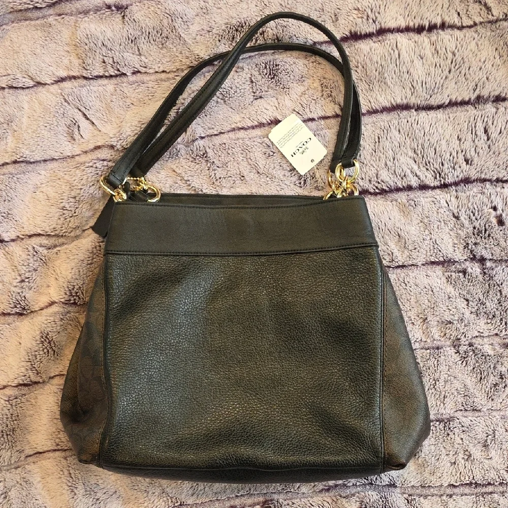 Coach Black Leather Shoulder Bag with Textured Design - Picture 7 of 8